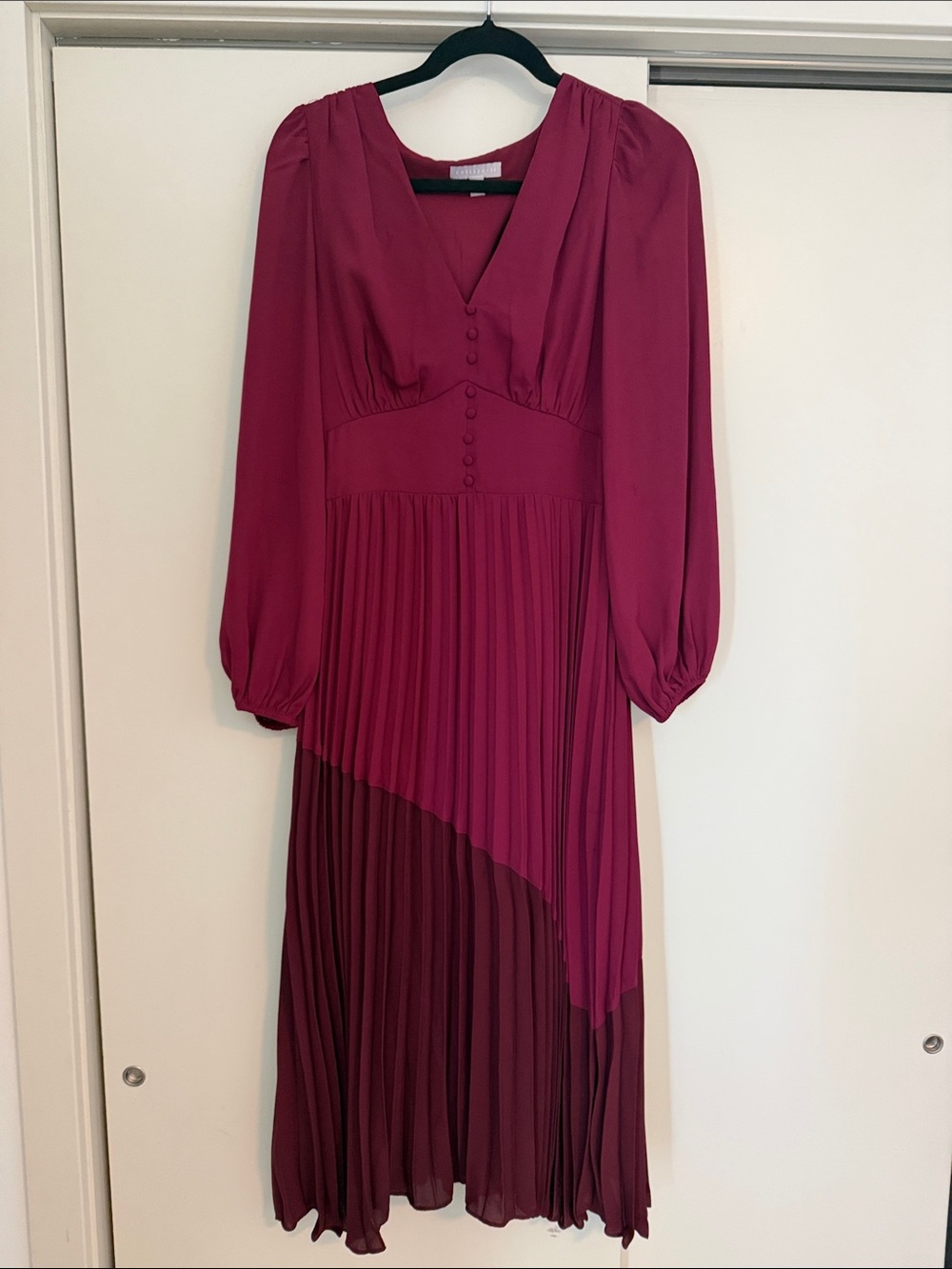 Chelsea28 Two‑Tone Berry V‑Neck Long Sleeve Pleated Midi Dress